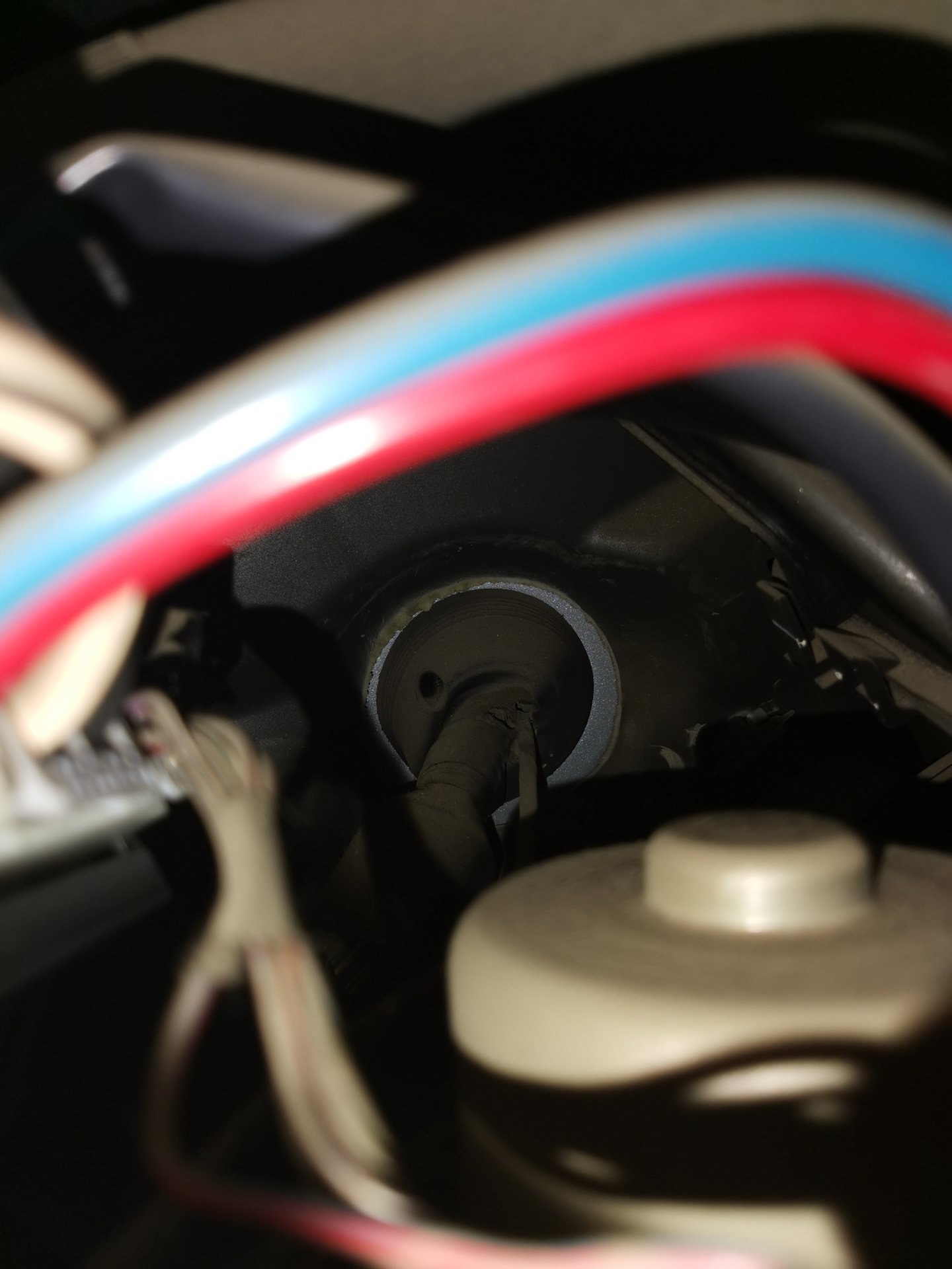 Как протянуть плюсовой провод через моторный щит. — Toyota Corolla (120 ...