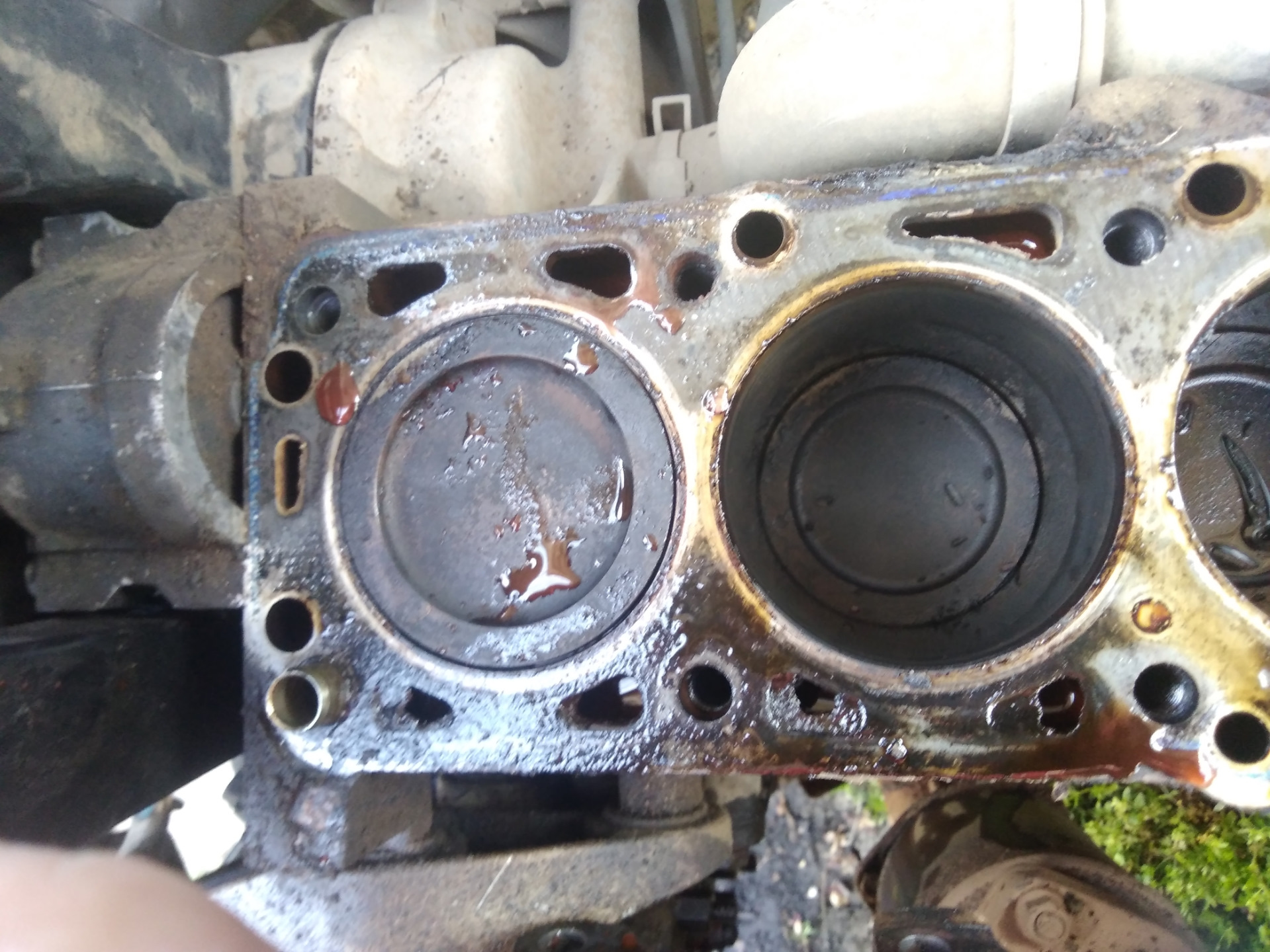 Гнутые клапана на восьмиклапанный. Загнуло клапана ВАЗ 2110 120 мотор. Клапан пробил поршень ВАЗ 2115. ВАЗ 2107 погнуло клапана. Погнуло клапана на n13b16.