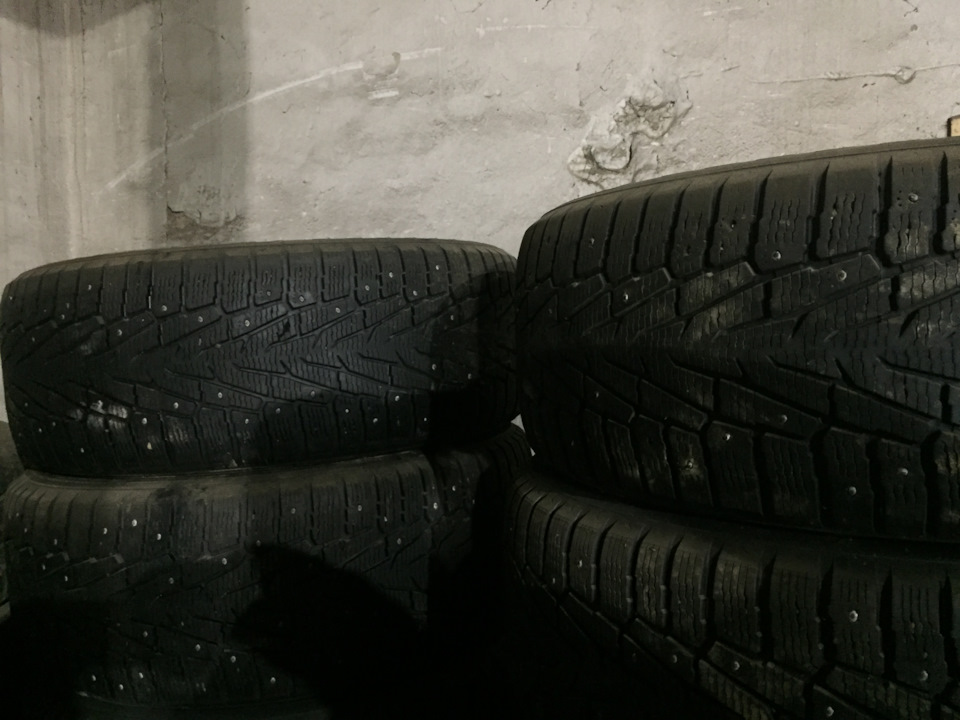 Шины зимние шипованные Nokian 285/60 R18 на Toyota Land Cruiser 200. Б ...