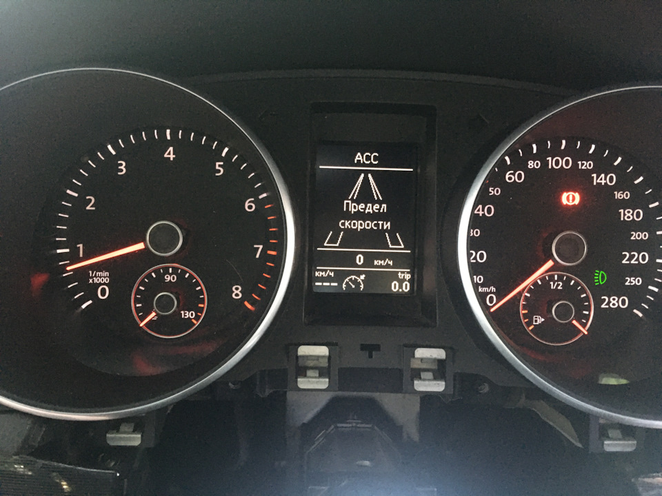 А вот адаптивный круиз-контроль (АСС) работал на приборке до правки eeprom. Возможно, АСС на гольф планировали ставить массово. — Volkswagen Golf GTI Mk6