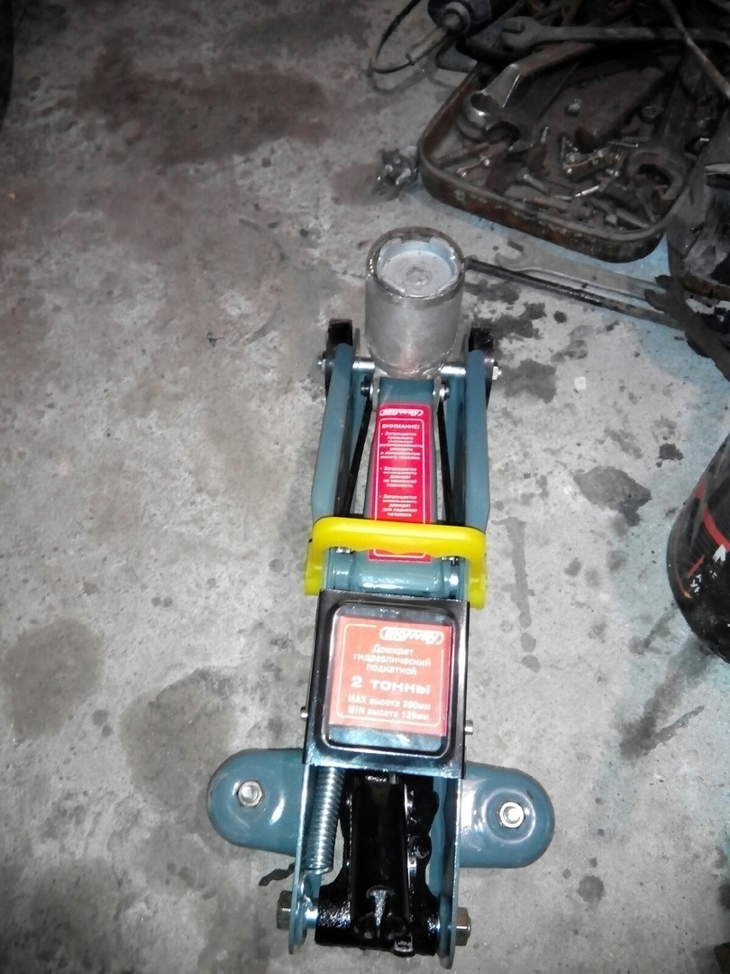 гидравлический домкрат для газели некст. домкрат не поднимает под нагрузкой. прокачать гидравлический домкрата 2т. не поднимает подкатной домкрат. подкатной гидравлический домкрат подъем 500 мм.