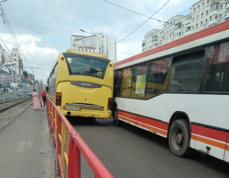 Транспорт 22 барнаул. Автобус 2 Барнаул. Барнаульский автобус двойной. Пассажирские автобусы в Барнауле. Автобус двойка Барнаул.