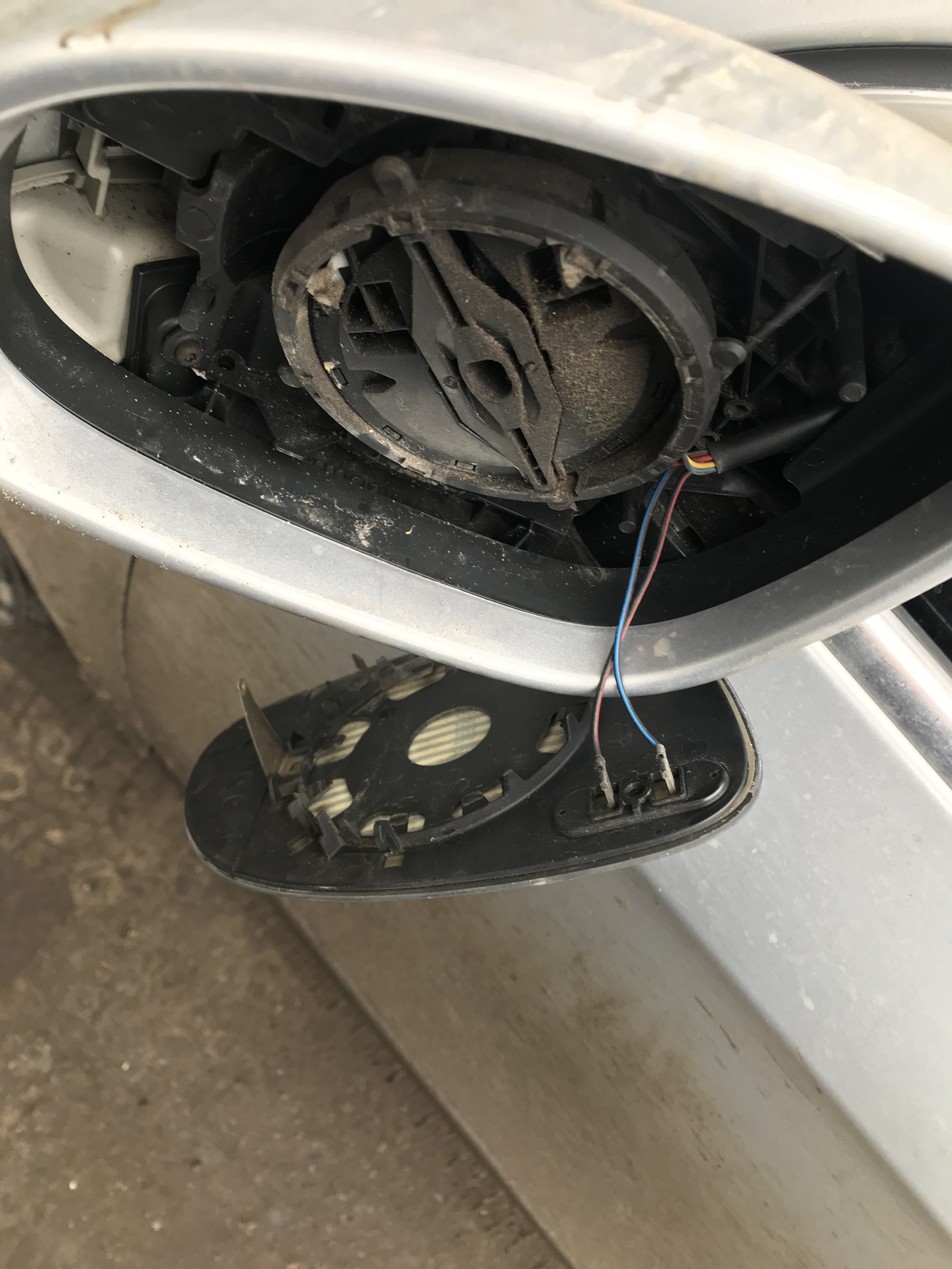 Замена повторителей поворота в зеркалах - Volkswagen Passat B6, 1,8 л, 2009 года