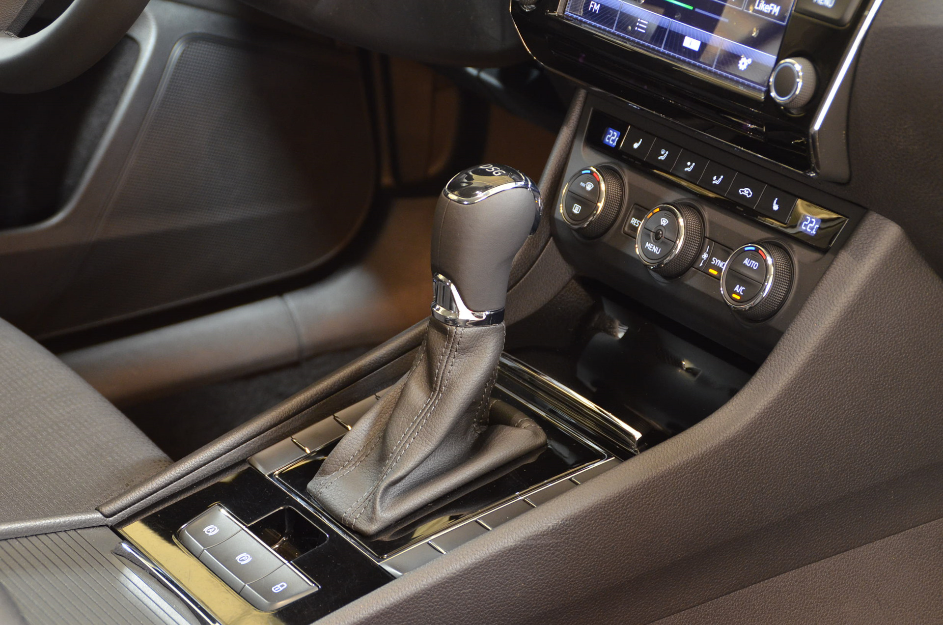 шкода октавия коробка дсг. шкода суперб 2006 салон. суперб какая коробка. Skoda superb 2 ручка dsg. ручка мкпп шкода суперб.