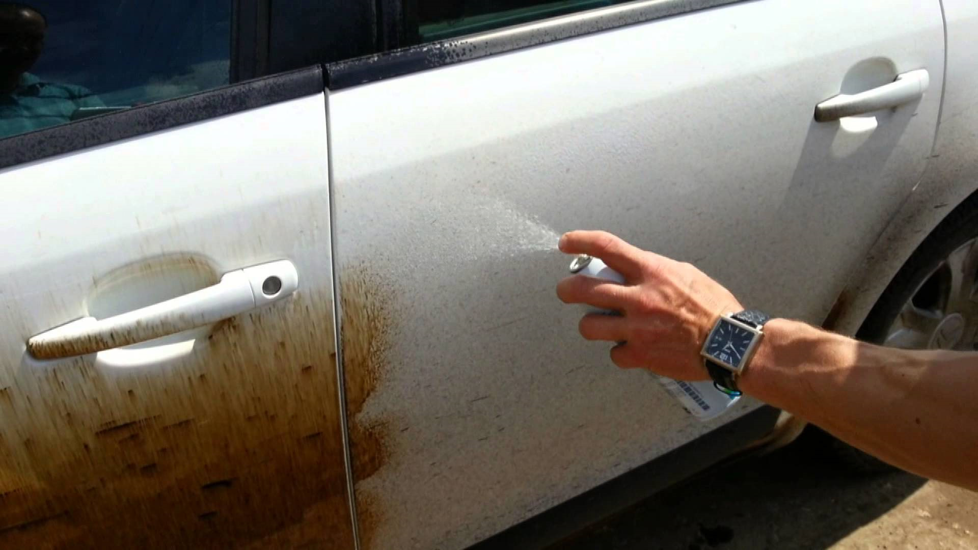 Чем отмыть брызги. Битум на кузове автомобиля. Очистка кузова автомобиля. Лакокрасочное покрытие машины. Очистка кузова автомобиля от битума.