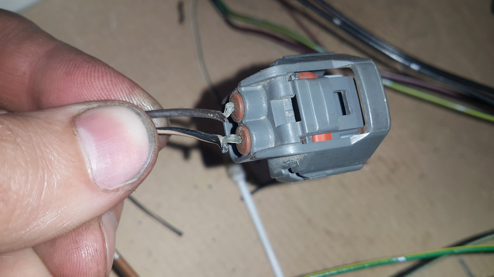 Разъем датчика коленвала 2110 артикул. Разъём датчика коленвала ваз 2110. Разъём датчика коленвала ваз 2110. Дпкв датчик форд фокус 2 штекер. Разъем датчика коленвала газель 406.