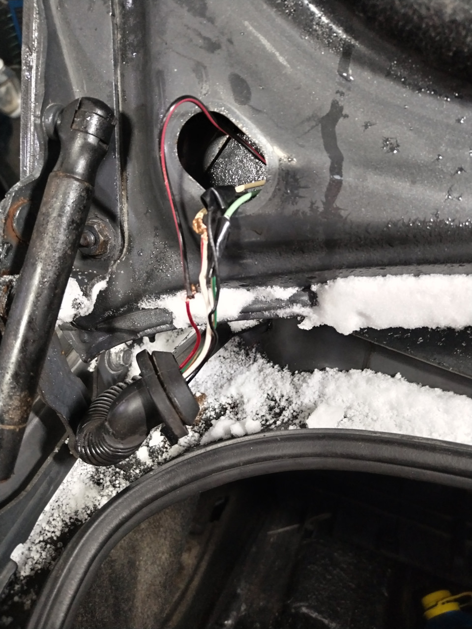 Повторитель стоп сигнала в крышке багажника — Mazda 3 (1G) BK, 2,3 л ...
