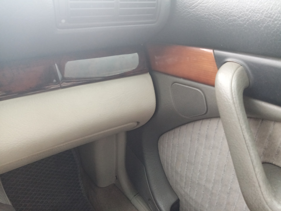 Здесь хорошо видны отличия старой отделки и новой — Audi 100 (C4)