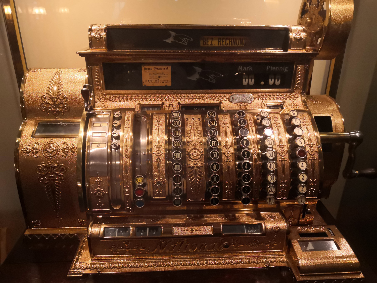 Самая большая касса. Самая большая касса. Касса картинка. Кассовые аппараты 1879 г. Самая большая касса.