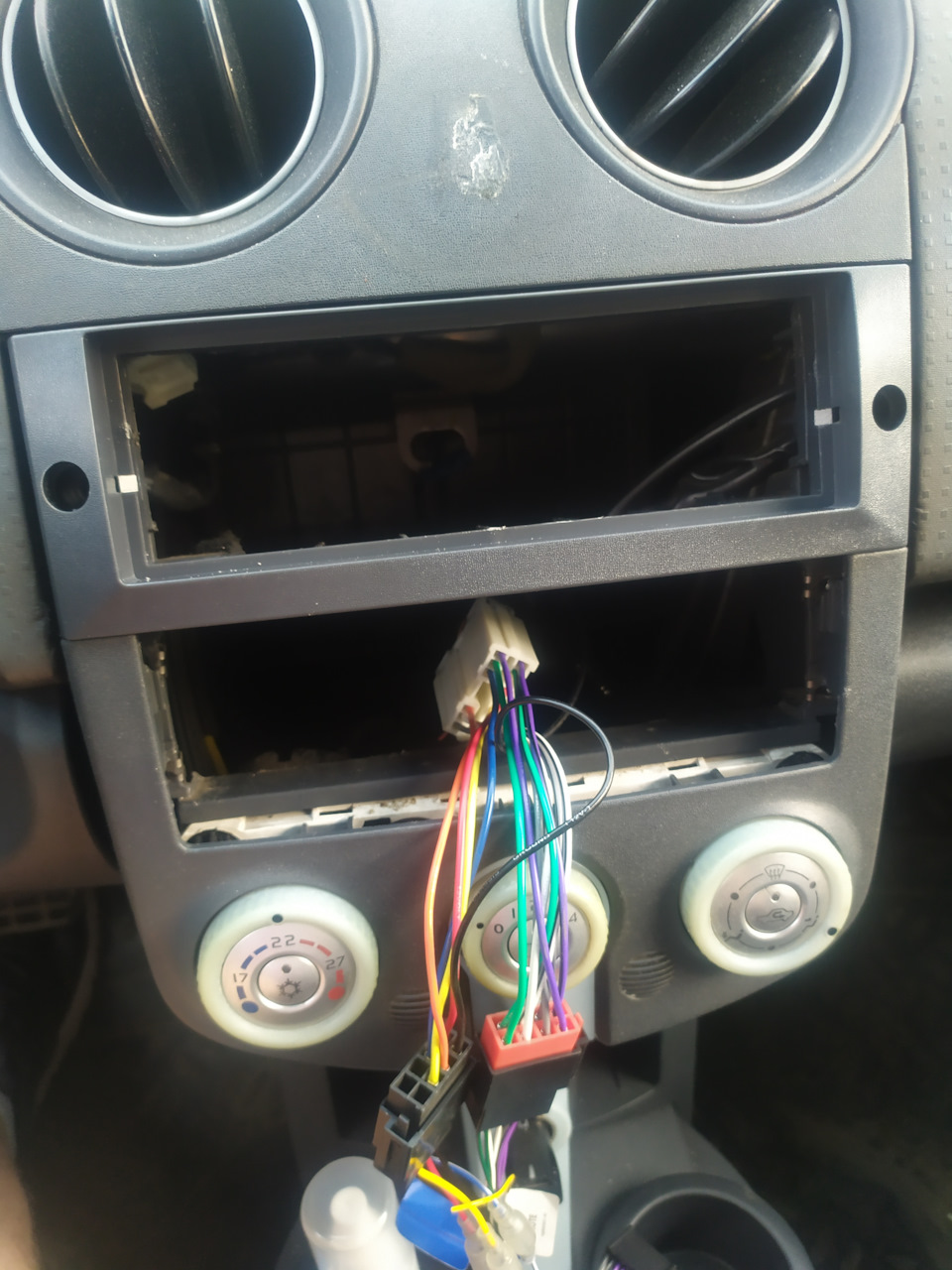 Вот так рамка сладко встала на место штатки(примерил специально, чтобы понять как это все будет выглядеть) — Mitsubishi Colt VI