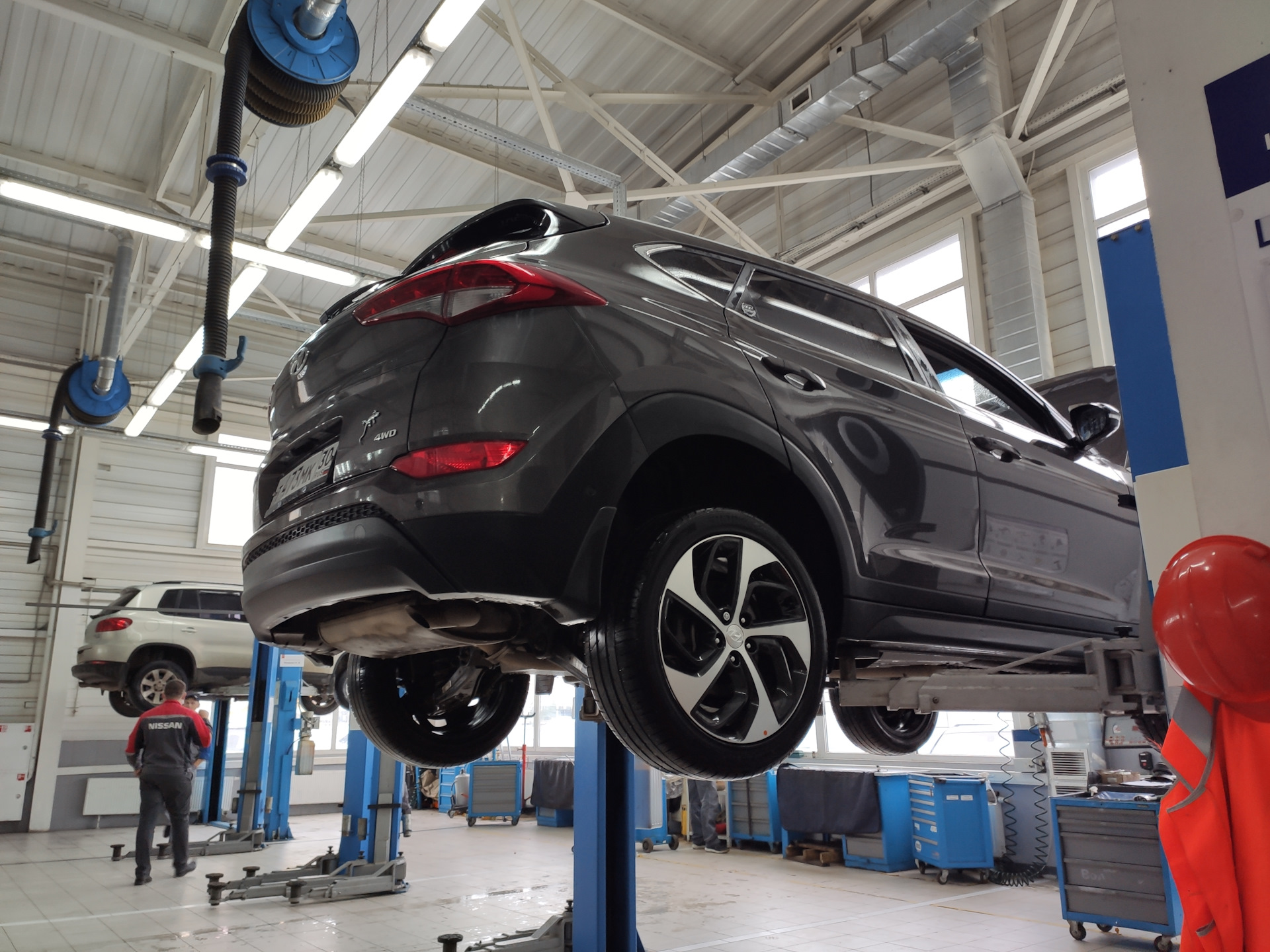 Хендай логотип из кожи. Хендай моторс корея. Hyundai ix35 fcev. Хендай кроссовер серебристый. Отзывные компании hyundai.