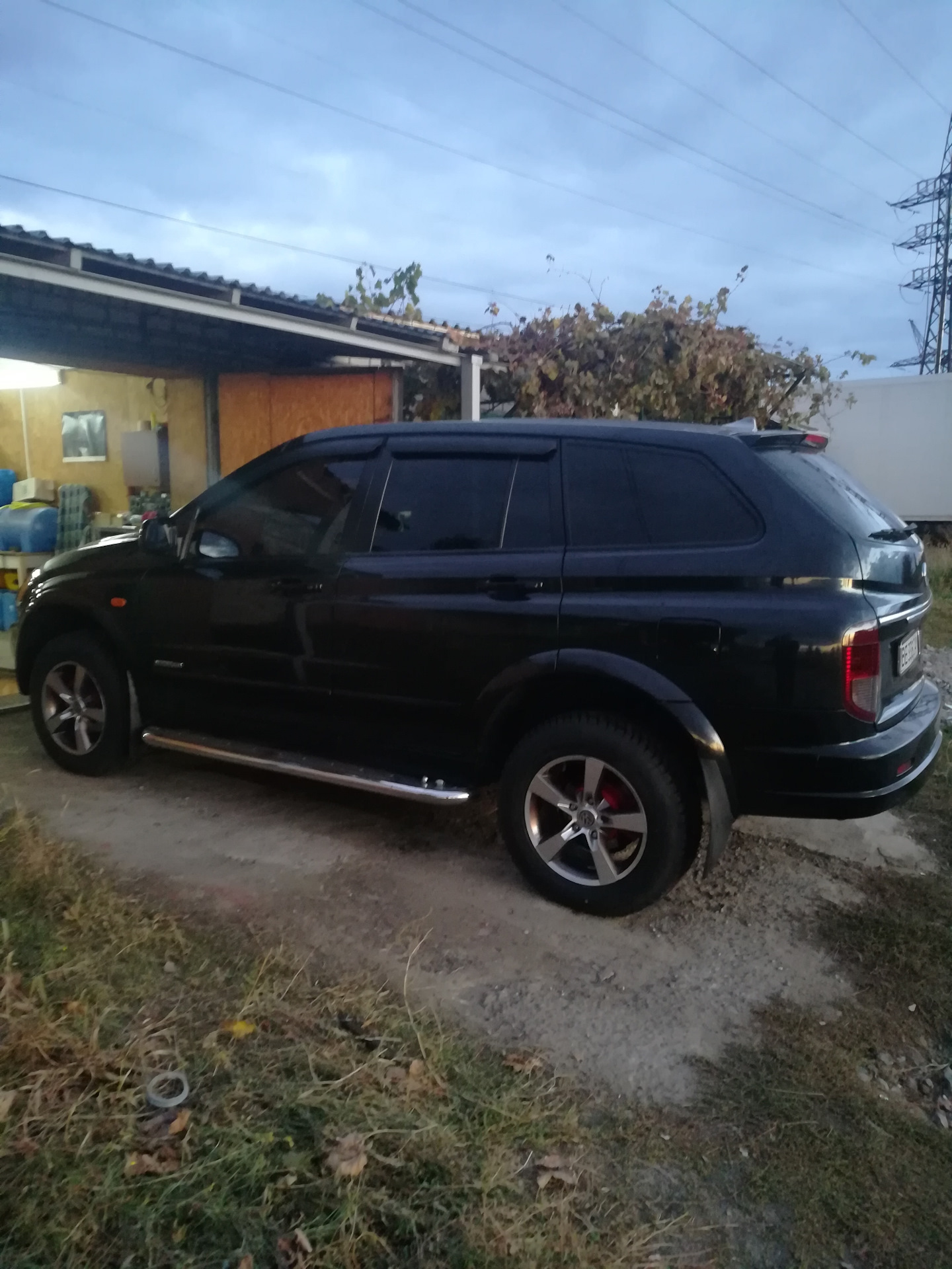 Диски санг енг кайрон. SSANGYONG Kyron на 18 дисках. Литые диски на Санг енг Кайрон. Kyron 2.3 вылет дисков. Литые диски саньенг Рекстон.