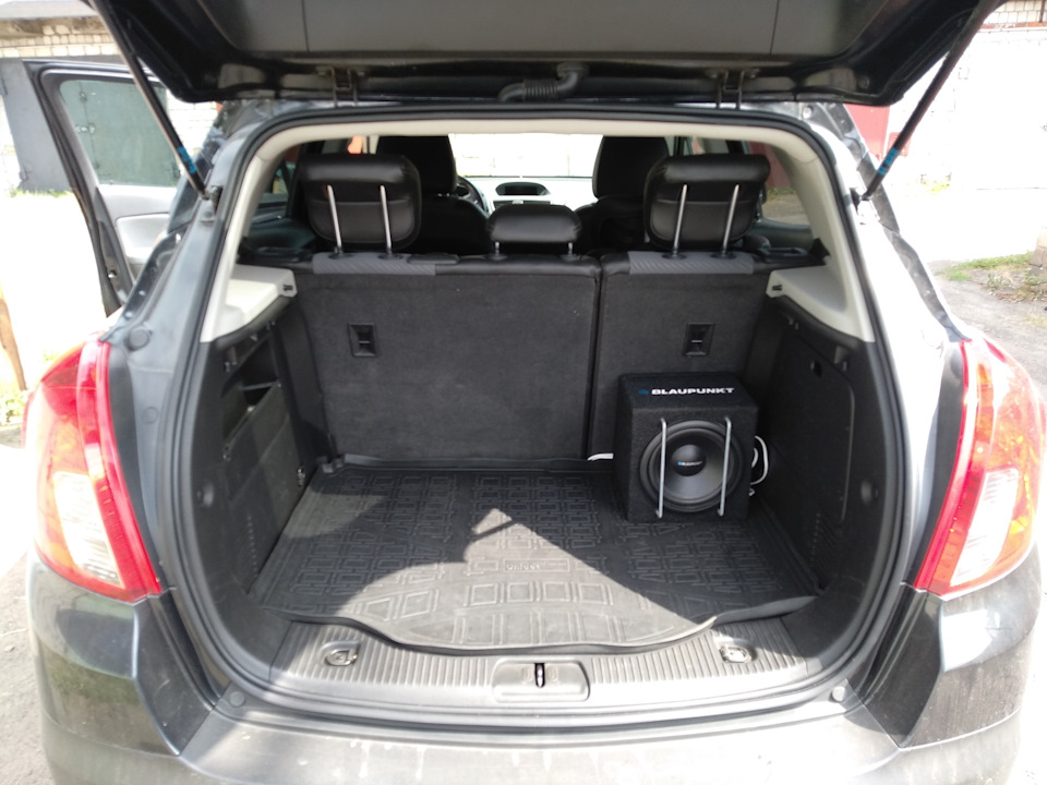 Установка сабвуфера blaupunkt gtb 8200A — Opel Mokka, 1,8 л, 2013 года ...