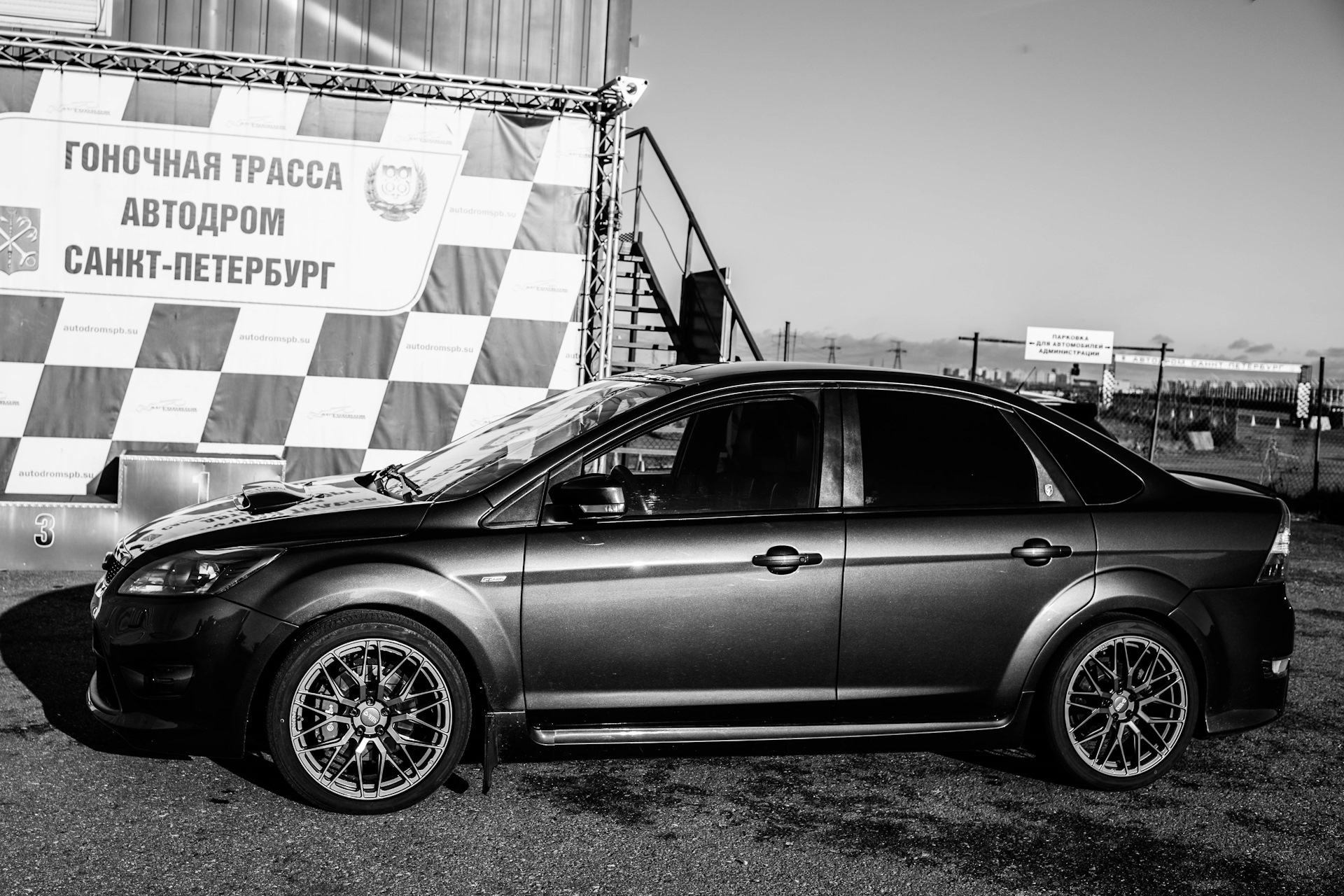 Форд драйв 2. Фокус 2 Рестайлинг хэтчбек. Kyowa Racing на Ford Focus 2. Ford Focus 2 седан гоночный. Форд фокус 2 седан виниловая пленка.