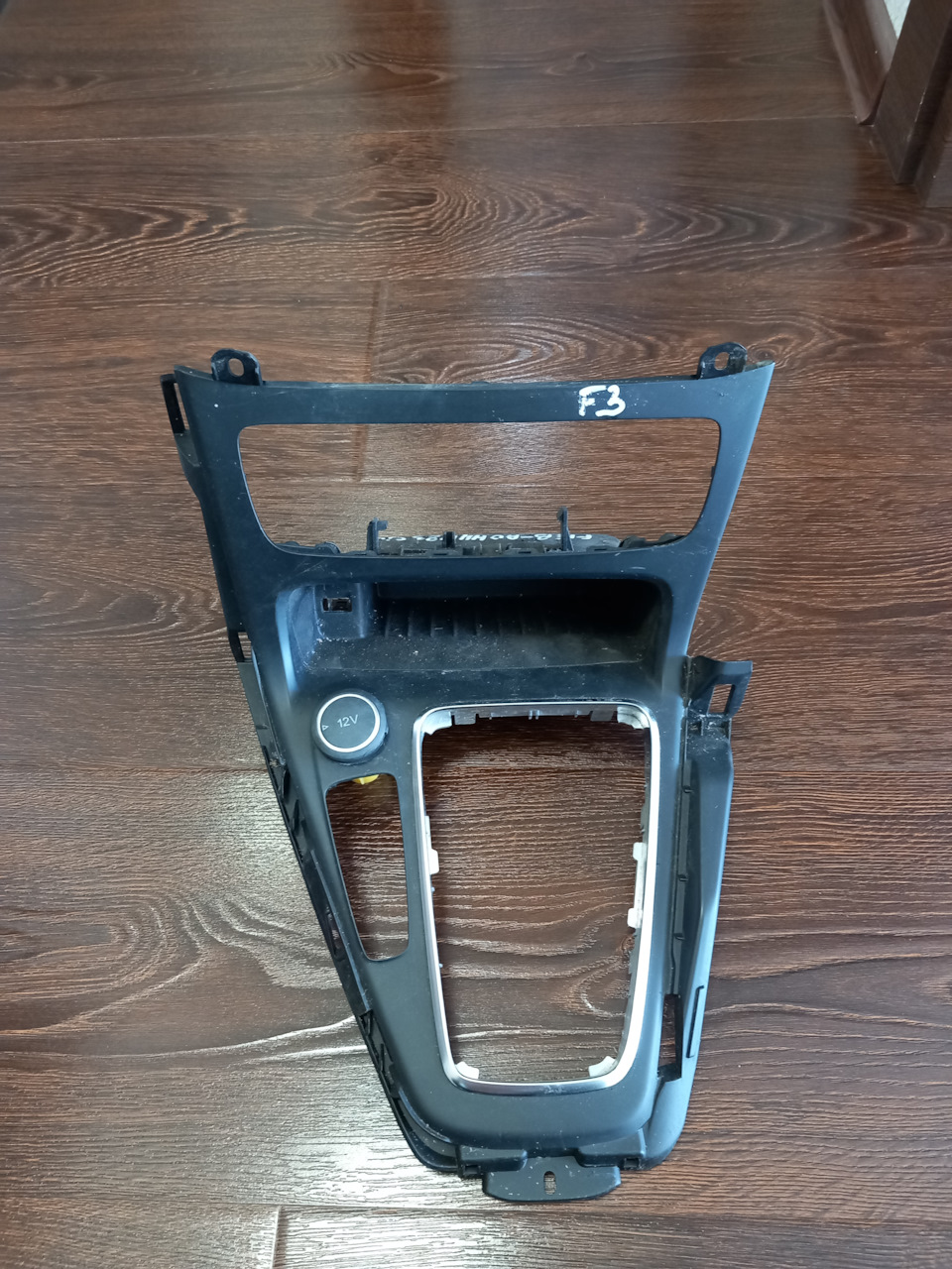 Часть центральной кансоли с нужной нам серебристой рамкой — Ford Focus Hatchback III