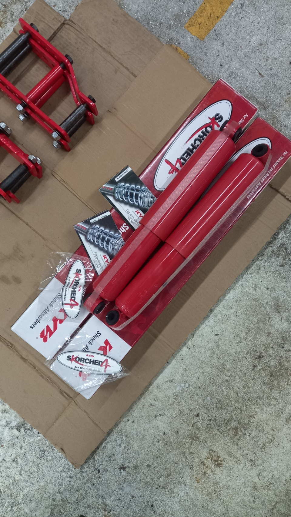 Задние амортизаторы KYB Skorched4's 845007 от TLC 60 SERIES