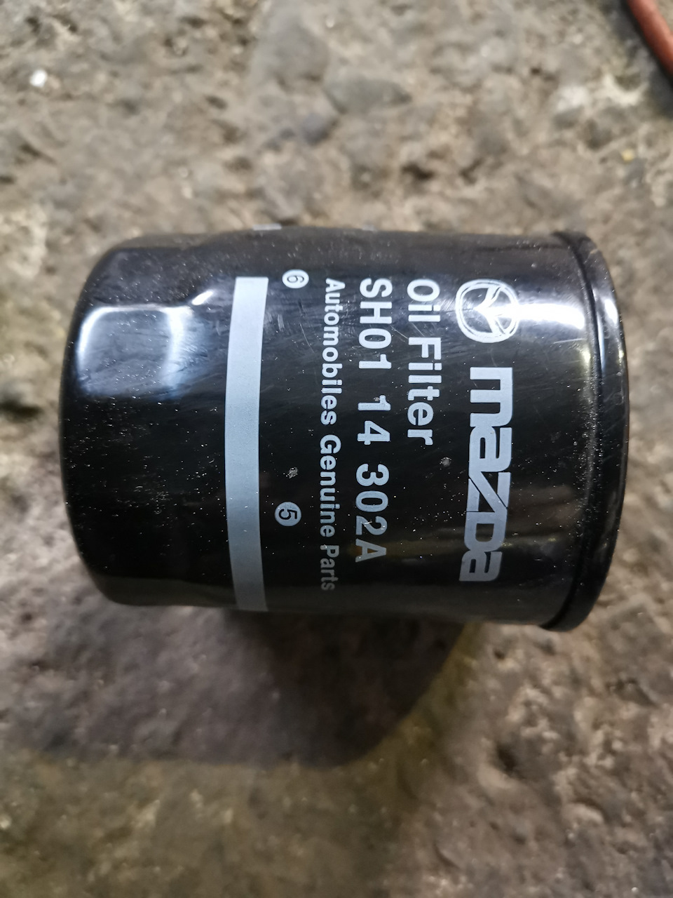 Оригинальный масляный фильтр стоял. — Mazda CX-3. Запчасти на фото: SH0114302A