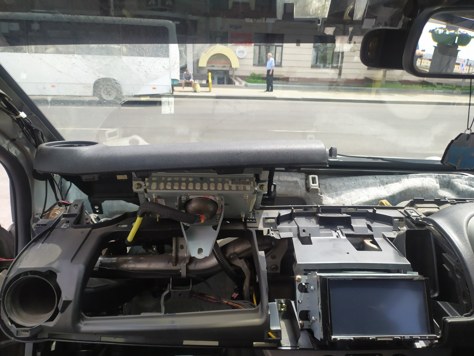 Снятие кожуха подушки безопасности переднего пассажира. — Nissan Note ...