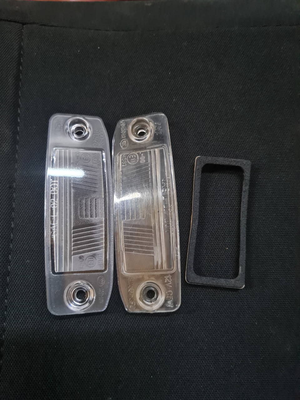 Подсветка номера камри 30. Стекло подсветки номера. Стекло фонаря подсветки номерного знака kia ceed 2008. Bmw 51 13 7 113 590рассеиватель фонаря подсветки номерного знака. Подсветка номера каренс 2007.