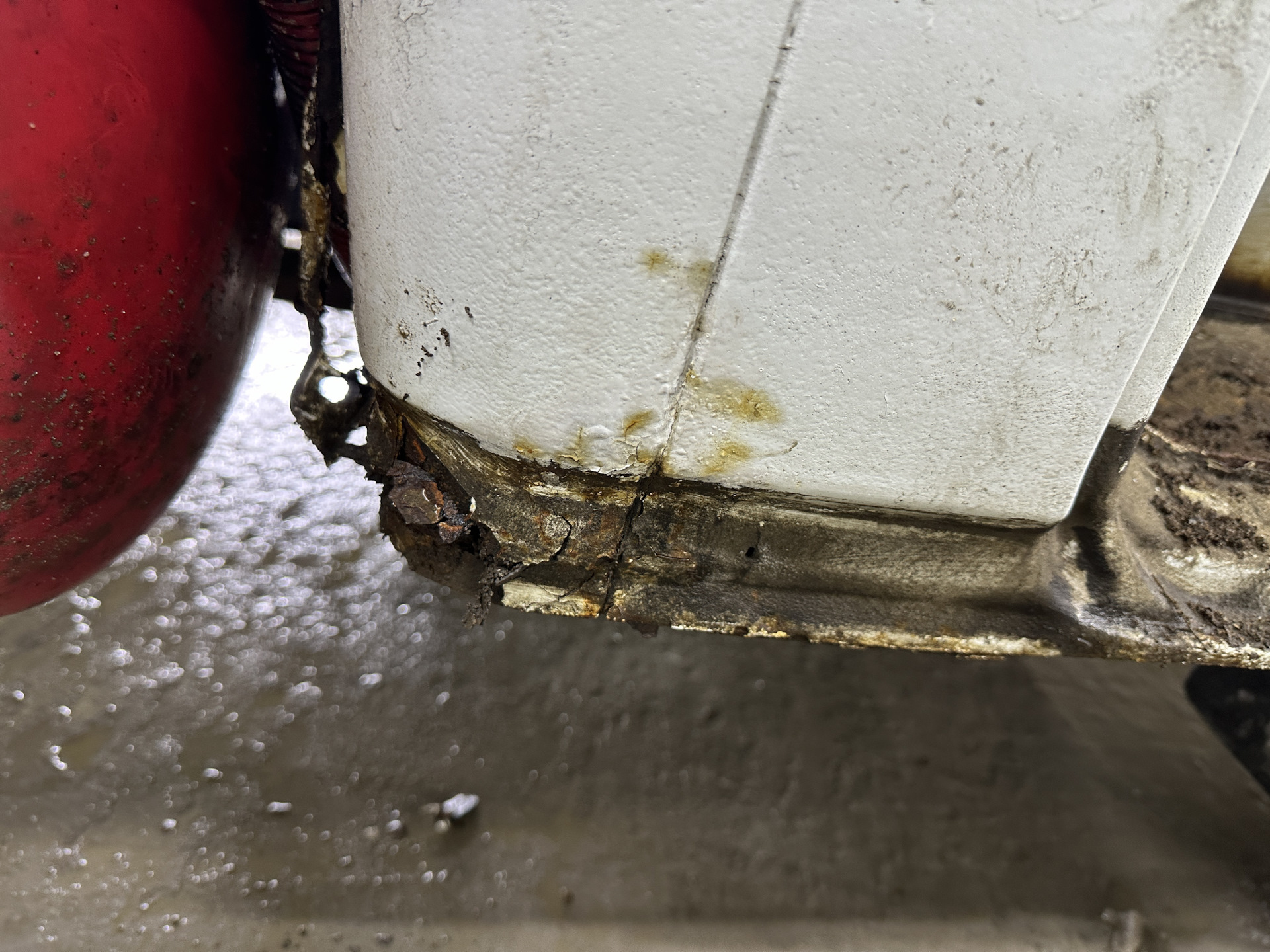 ржавчина pajero 4. коррозия кузова автомобиля. начала ржаветь машина. начала ржаветь машина. коррозия на машине.