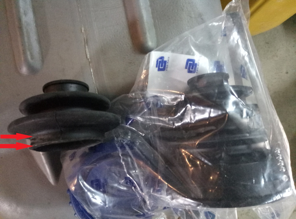 вот эта часть резинового пыльника обозначенная стрелками вставляется в паз металлического пыльника на полом валу — KIA Sorento (2G)