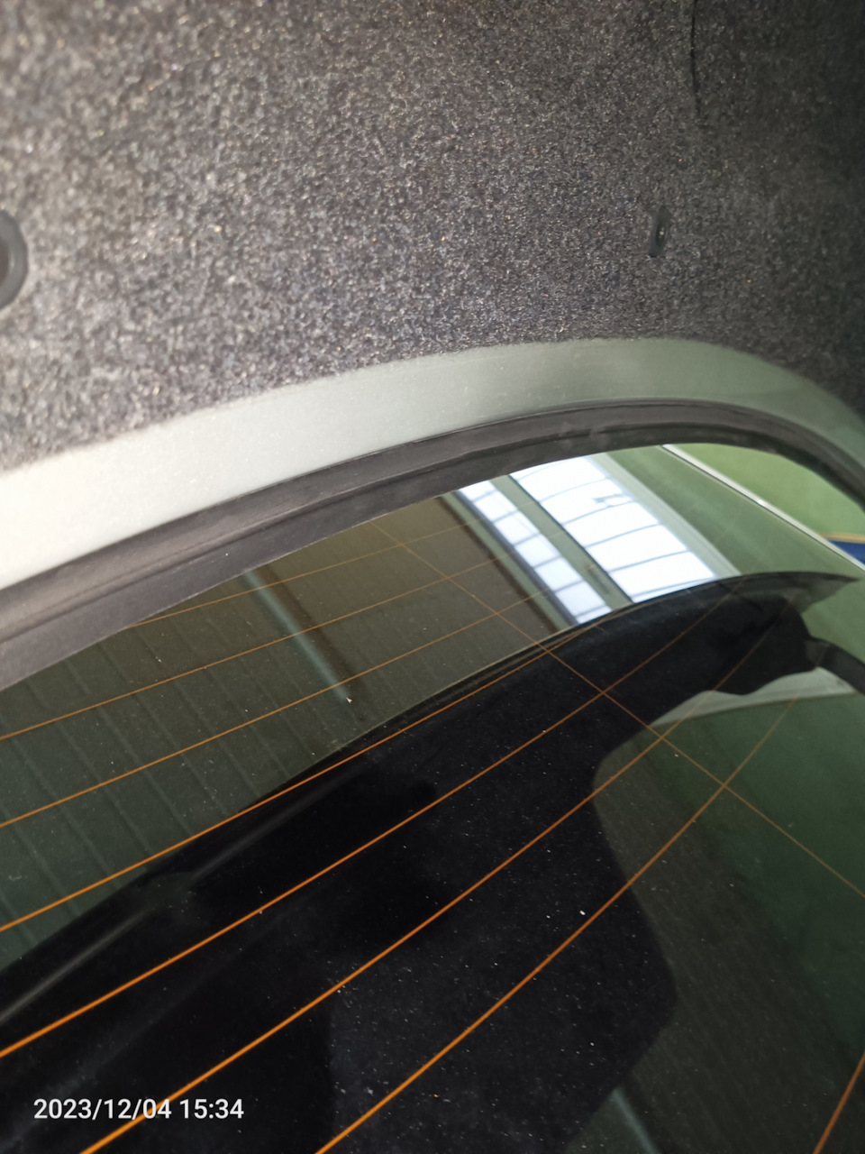 Уплотнитель на крышку багажника — Toyota Avensis II, 2 л, 2003 года ...