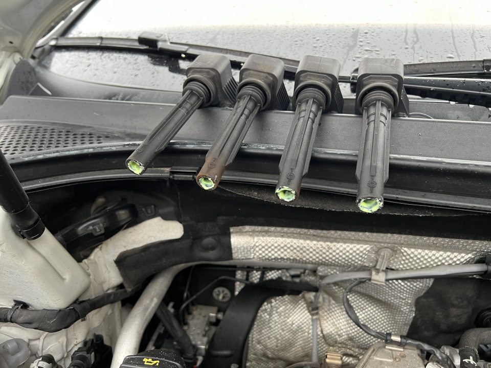 Замена свечей зажигания — Volkswagen Tiguan (2G), 2 л, 2018 года ...