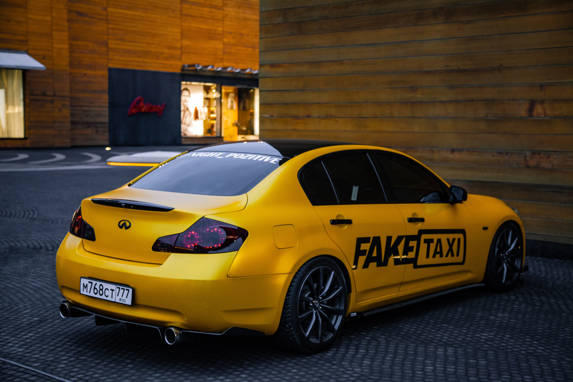 35 желтый. Infiniti g35 fake Taxi. Фейк такси Инфинити. Rs5 fake Taxi винил. G35 Золотая пленка.