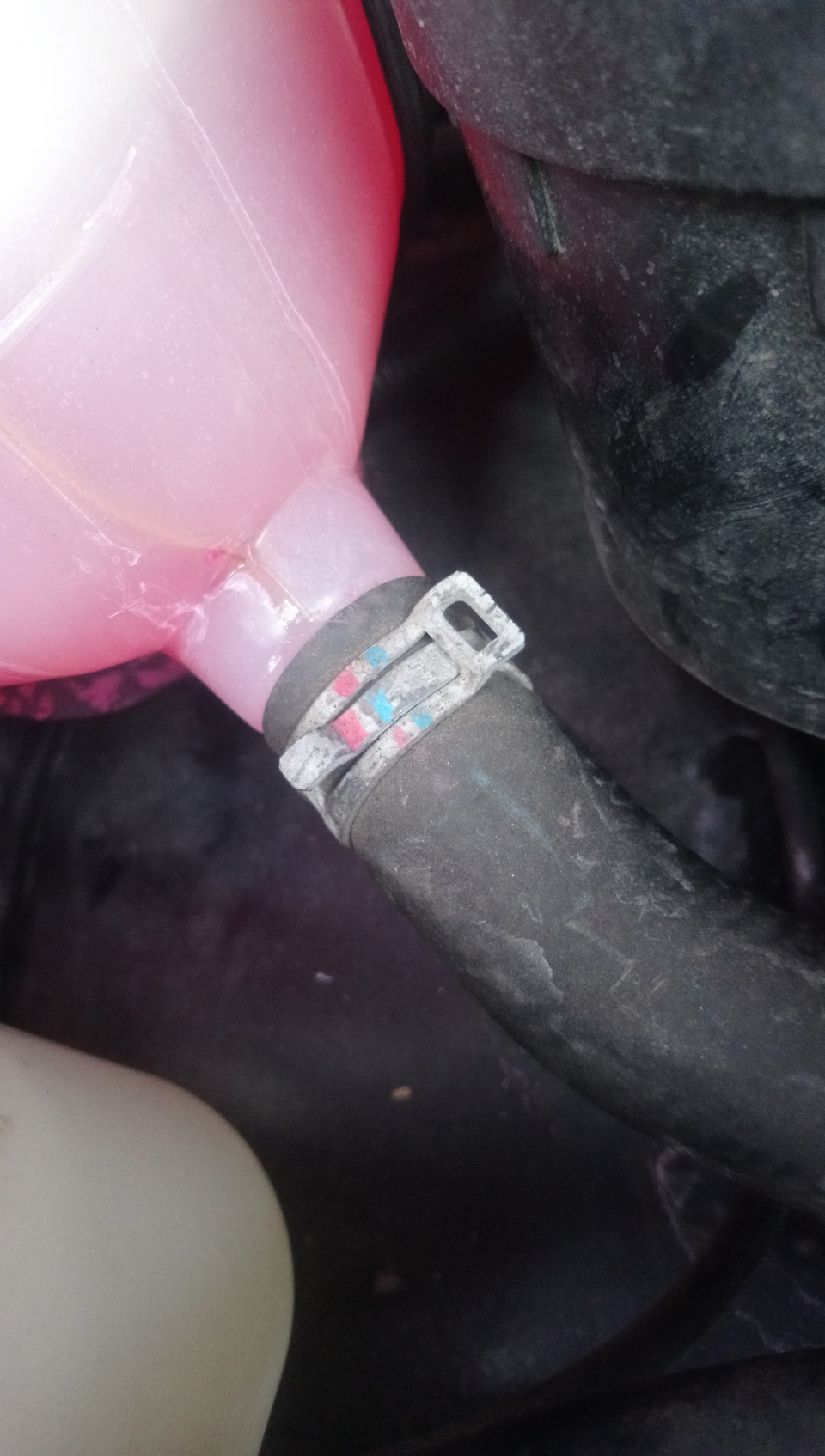 снова треснул бачек — Chevrolet Niva GLX, 1,7 л, 2018 года | поломка ...