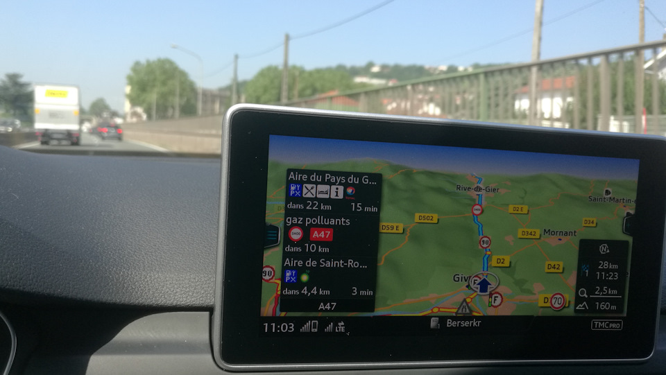 В предыдущую неделю у нас стояла беспрецедентная жара, побившая национальный рекорд температуры. Где-то в районе Нима зафиксировали жестокие +45.9С. Высокая температура, отсутствие ветра и выхлопные газы повысили уровень озона в атмосфере и нарисовали на экране доселе невиданный значок «Smog». — Audi A4 (B9)