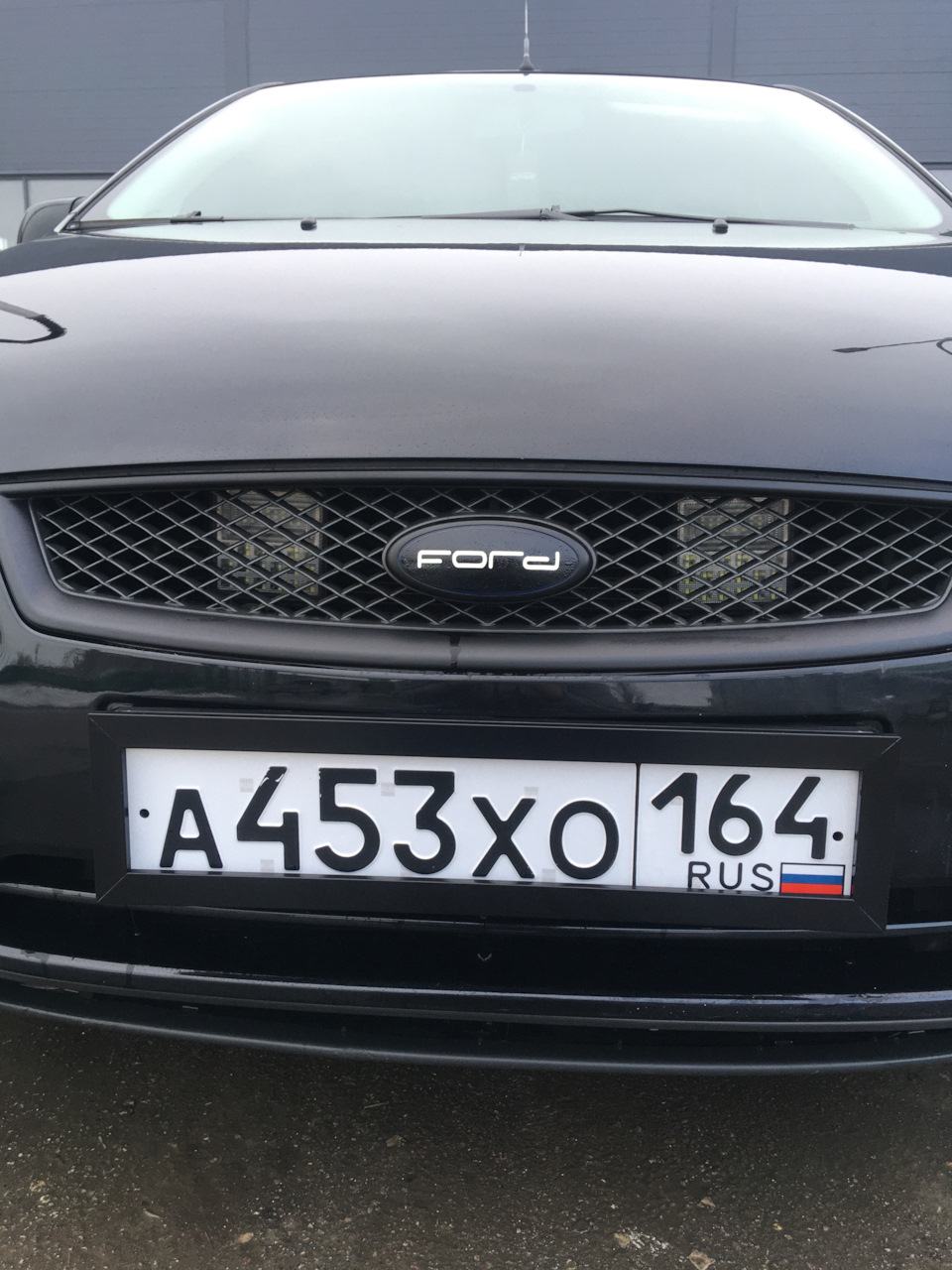 Широкие рамки, новые эмблемы, грибки крышки двигателя — Ford Focus II  Sedan, 1,8 л, 2007 года | стайлинг | DRIVE2