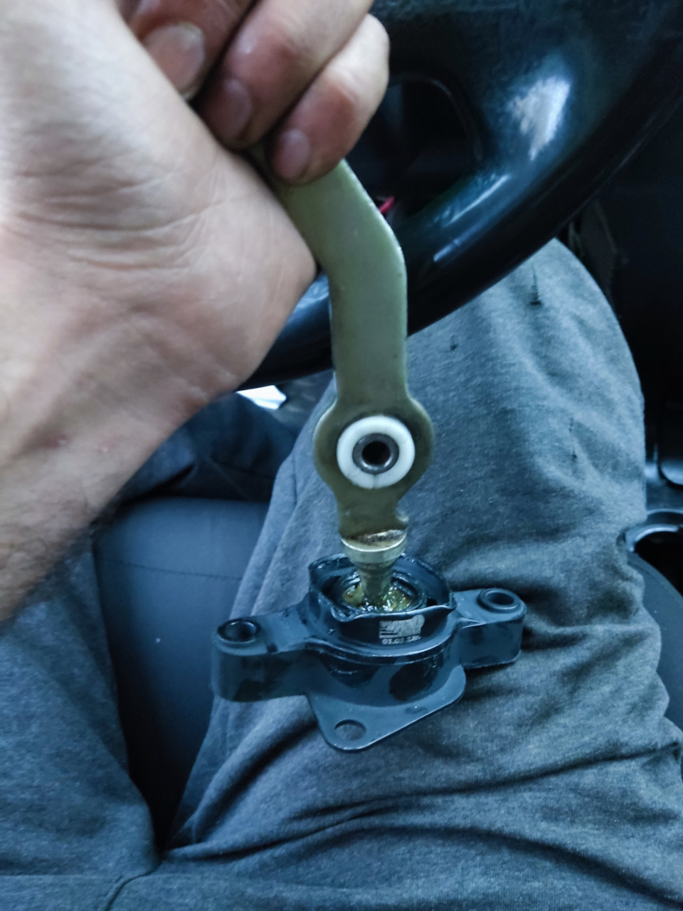 Замена подушки кулисы КПП — Lada 21124, 1,6 л, 2005 года | запчасти ...