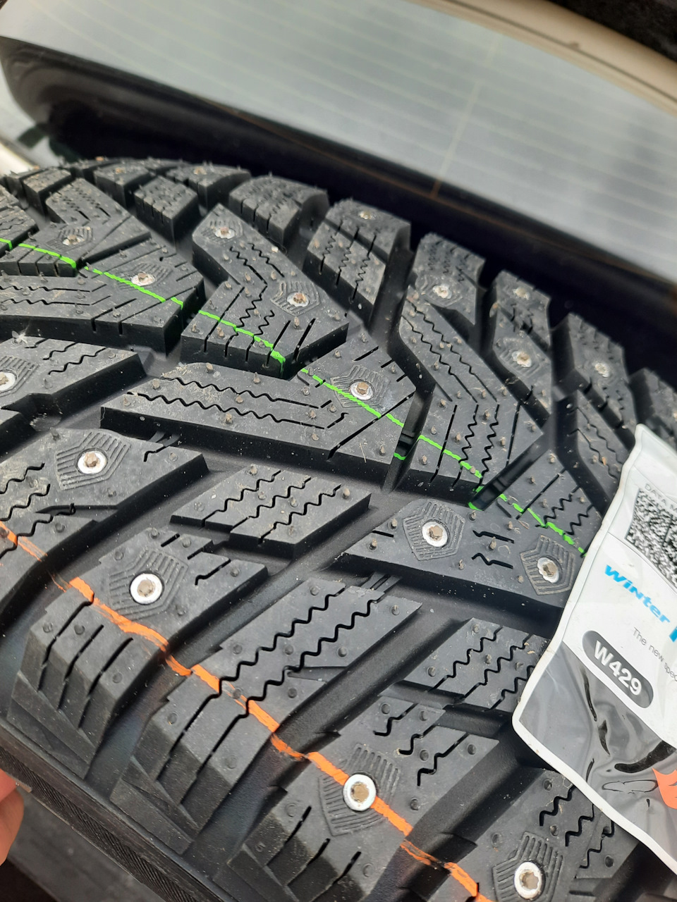 Hankook winter i pike rs2 w429. Зимние шины Ханкук. Направление вращения Ханкук Винтер rs2. Шины Hankook зимние расположение. Hankook Winter i Pike реклама.