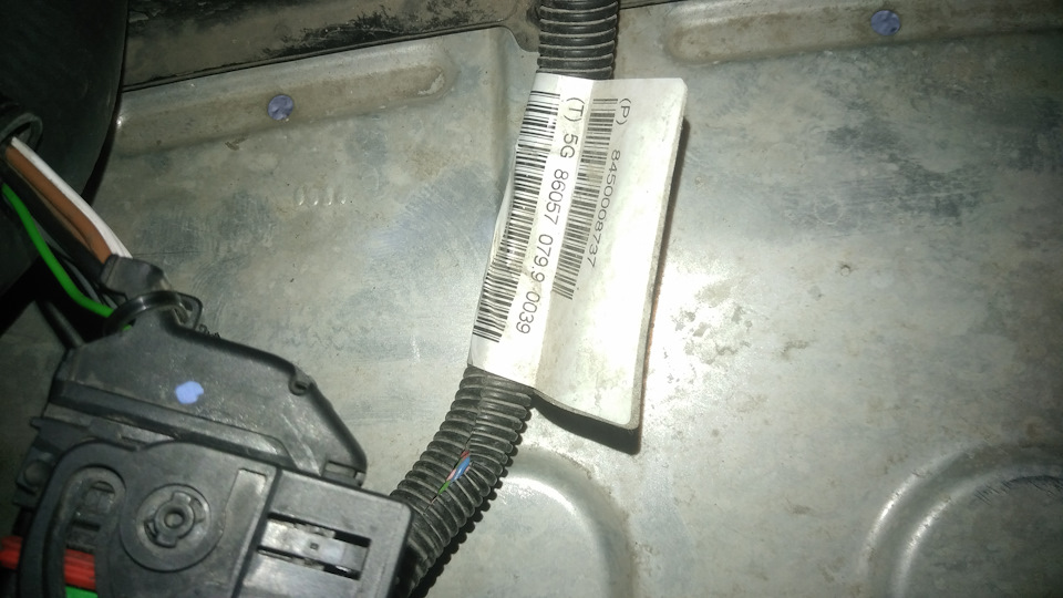 Вот такая — Lada Vesta SW Cross (1G). Запчасти на фото: 8450008737