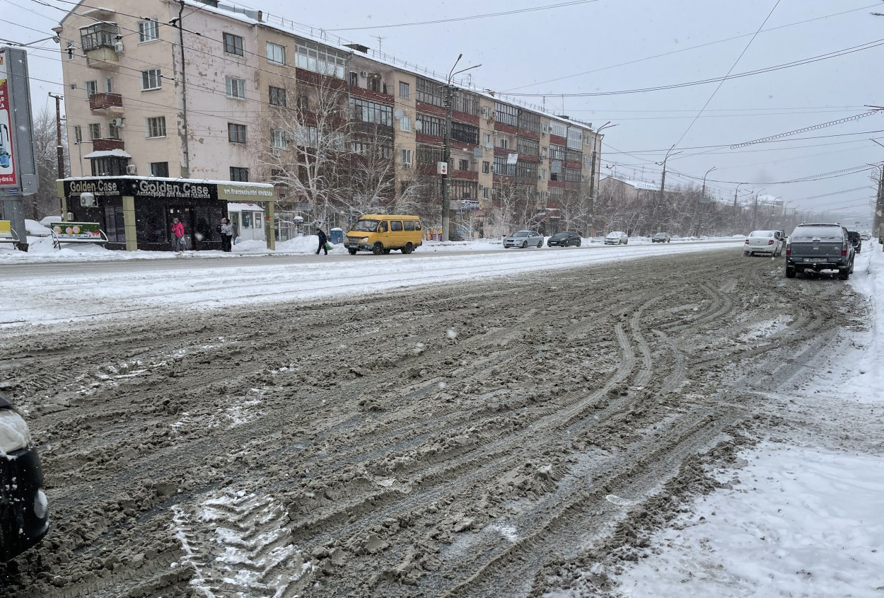 снежная колея. снежная колея на дороге. нечищенные дороги. снегопад во дворе.