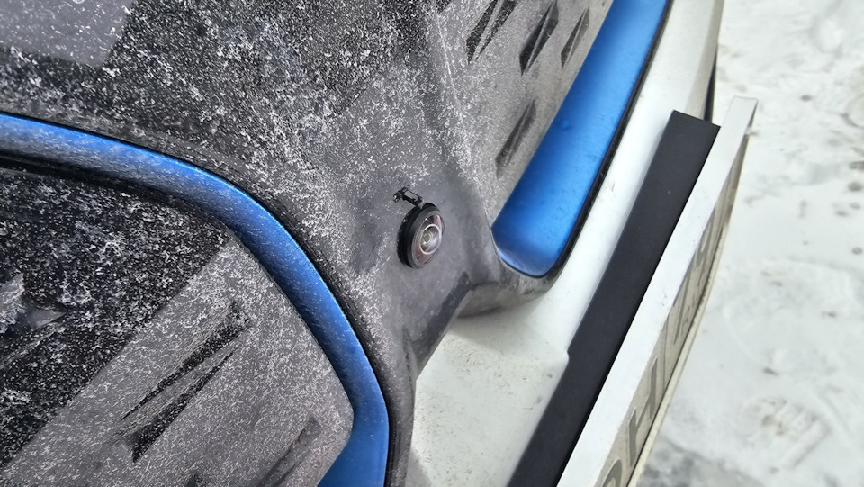 переднюю пипку сложнее в кадр поймать, вон она над глазиком камеры — BMW iX3 (G08)