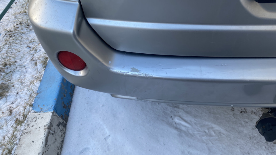 Вот такая фигня получилась, когда в холода сдавал задом и столб попал в мёртвую зону. И это с парковочной камерой! — Nissan X-Trail I (t30)