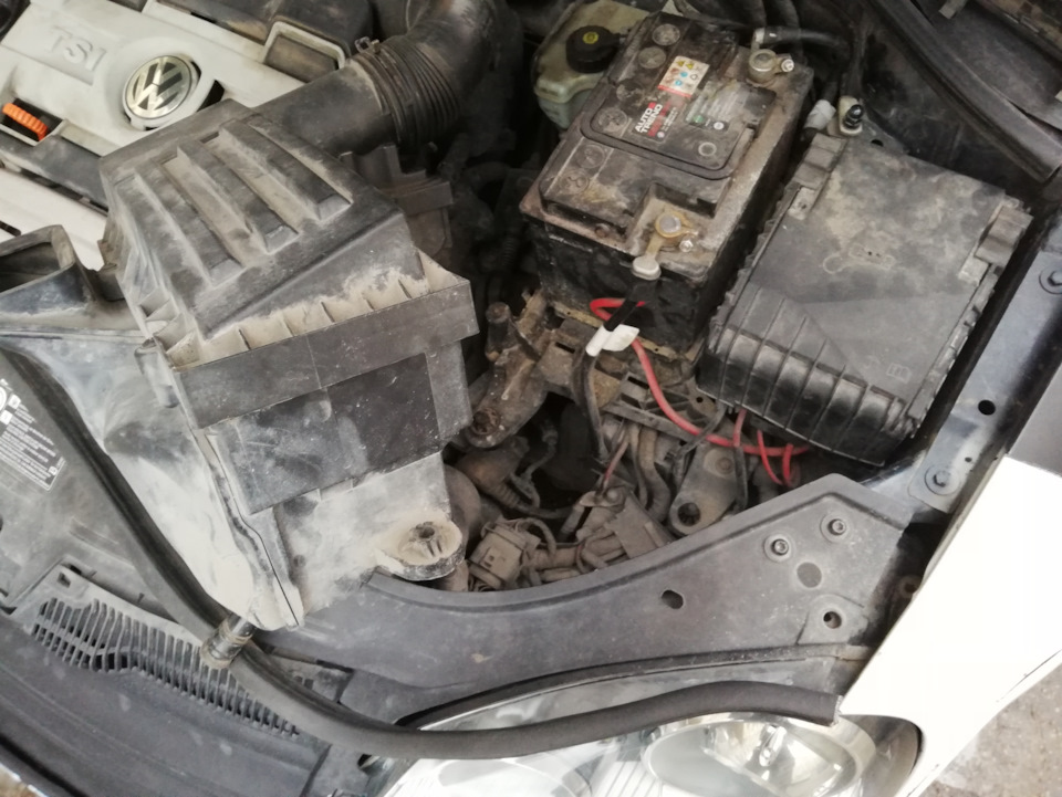 Корпус воздушного фильтра держится снизу на клипсах — Volkswagen Golf Mk5