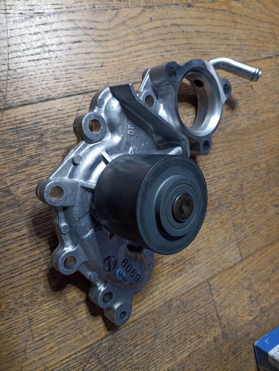 Блестящая, увесистая блямба с пропеллером. На корпусе — какие-то штампы, отливки и наклейки, которые мне ни о чём не говорят — Toyota 4Runner (2G)