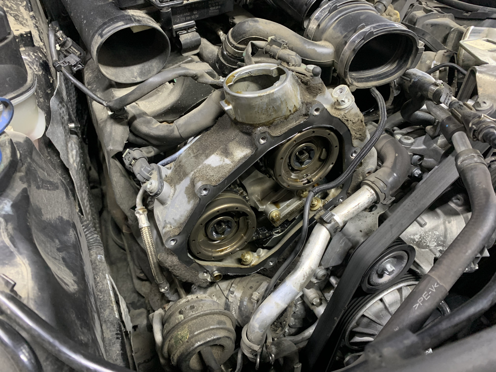 Передние крышки, натяжители цепи. — Mercedes-Benz S-Class (W222), 4,7 л ...