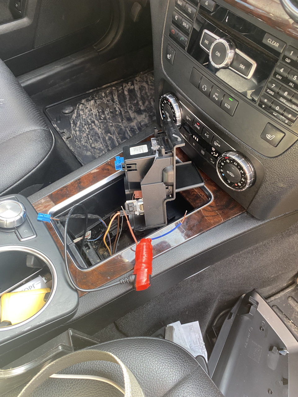 Прикрутился изолентой к проводам прикуривателя… — Mercedes-Benz GLK-Class (X204)