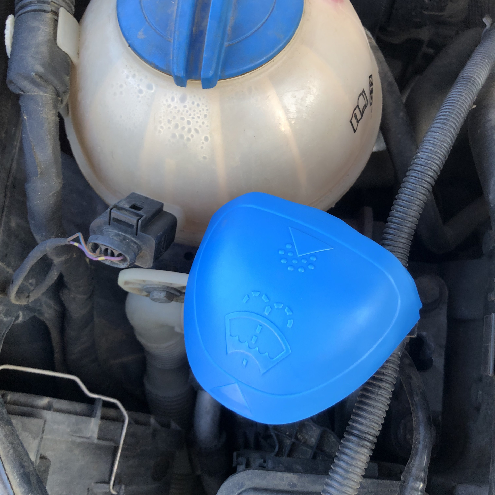Крышка бачка омывателя СКАЛА — Volkswagen Golf Mk6, 1,4 л, 2011 года ...
