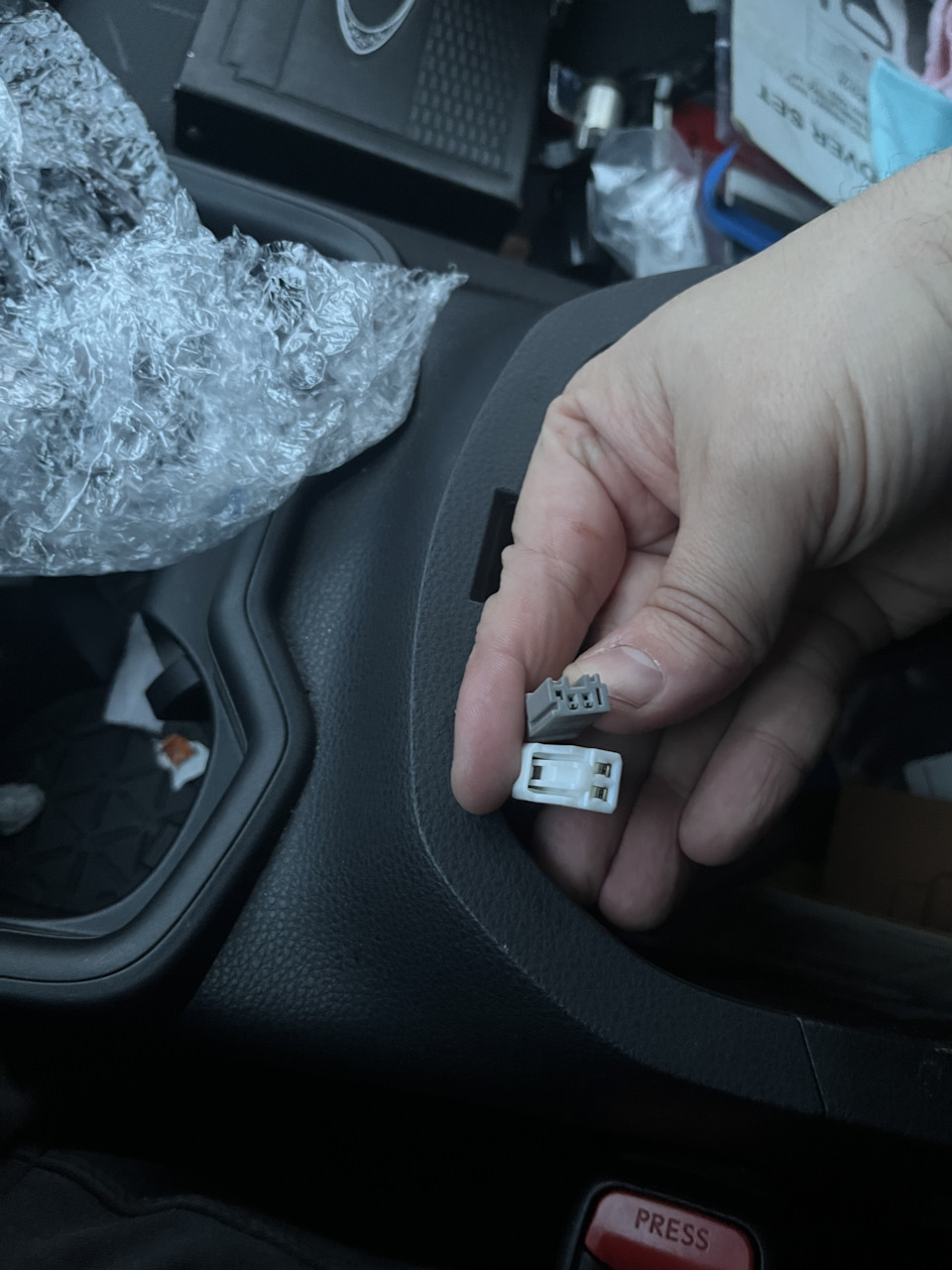 USB зарядник в подлокотник — Toyota RAV4 (5G), 2 л, 2021 года | своими ...