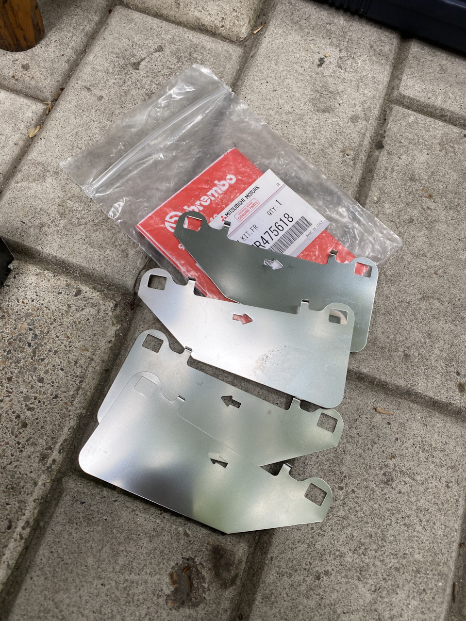 Так же друг посоветовал пластины, теоретически они пропускают меньше жара к сальникам поршней, да и препятствуют закипанию тормозной жидкости, якобы тепловой экран, будем тестить… — Audi TT (3G)