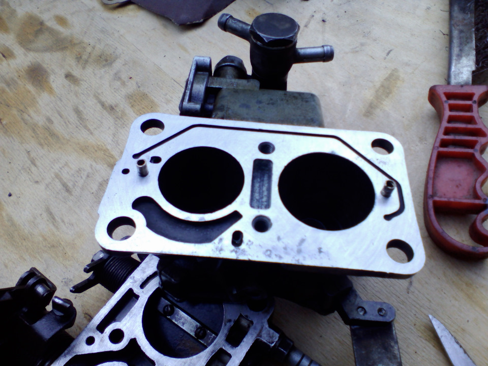 перебрать карбюратор, настроить, плюнуть на него, купить другой и снова ...