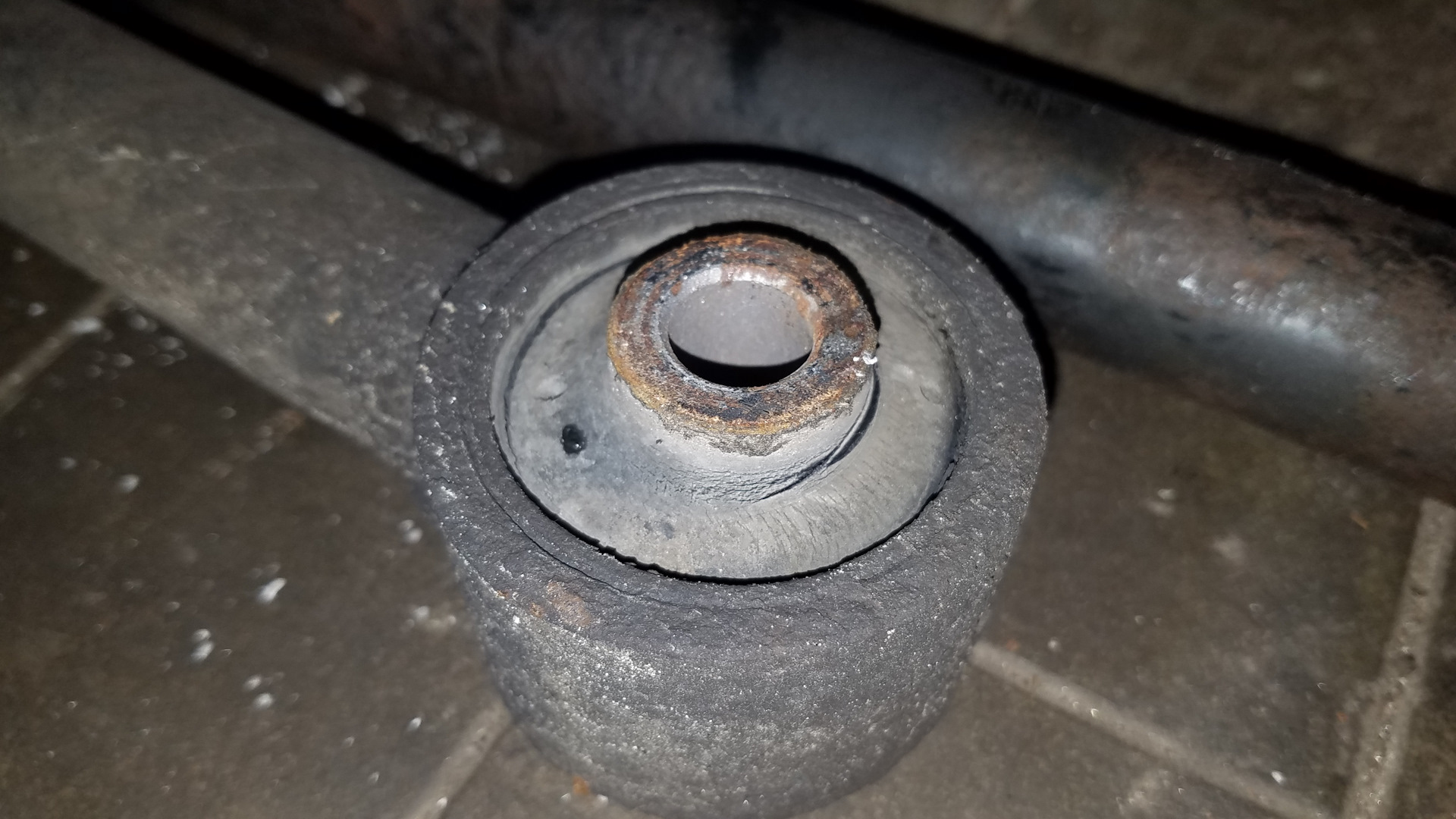 Замена поперечной и всех продольных тяг (задний мост). — Lexus LX ...