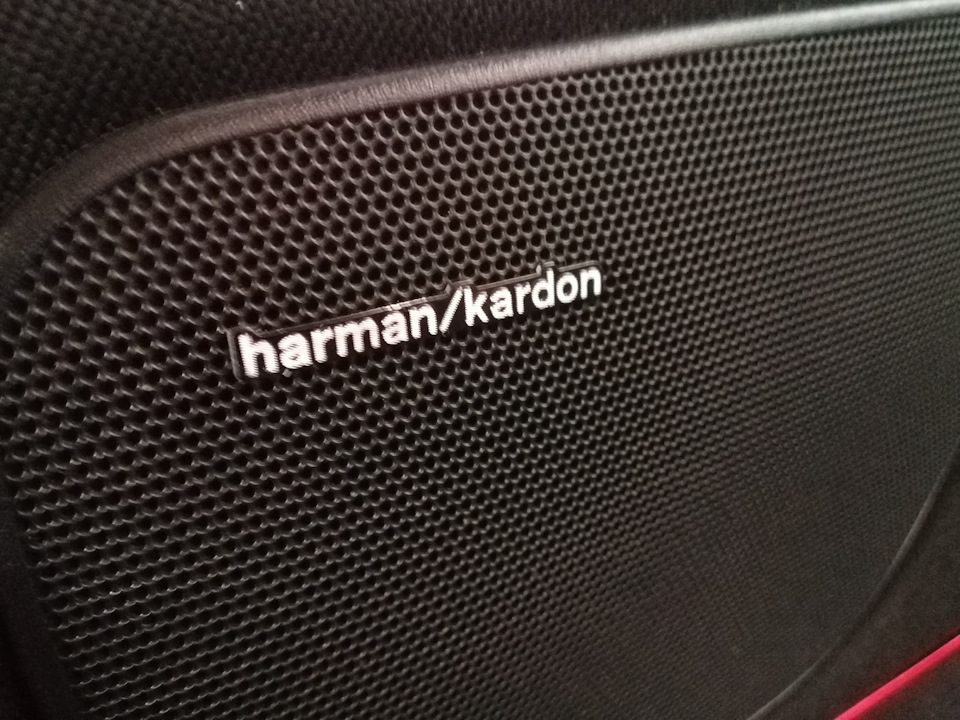 Музыка харман кардон. Харман Кардон Mercedes. Шильдик Harman Kardon. Усилитель автомобильный Harman Kardon Outlander. Харман Кардон в м5 е60.