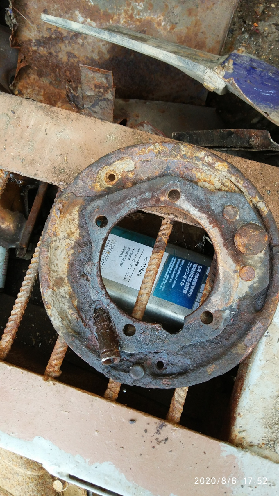 Всё что осталось с левой стороны, жаль что не сделал фото с правой, там вообще внутри дыры)) — Hyundai Santa Fe (1G). Запчасти на фото: B0202