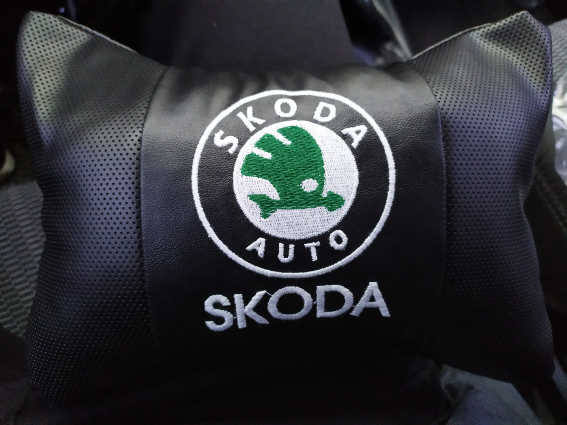 Подушка йети. Подушка Skoda. Подушка Шкода в машину. Подушка Шкода Рапид.