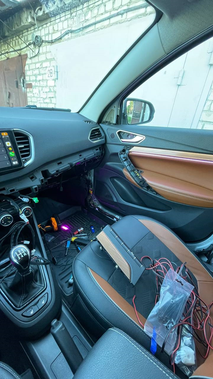 30. Атмосферная подсветка салона (Ambient light) — Lada Vesta SW Cross ...